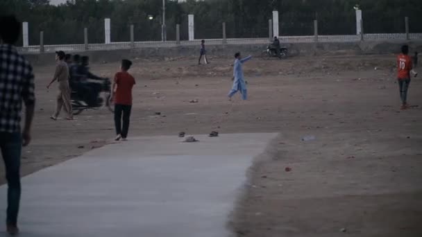 KARACHI - 2021. február 24.: Fiatal férfiak kriketteznek egy parkban Karacsiban, Pakisztánban — Stock videók