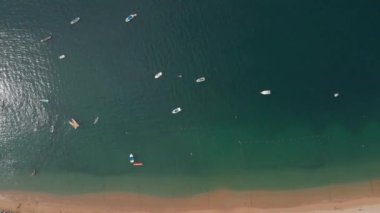 Güzel bir sahil manzarası, plajın havadan görünüşü, yukarıdan görülen acapulco plajı. Seyahat ve tatil konsepti. Sahilde renkli bir gün batımı