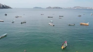 Güzel bir sahil manzarası, plajın havadan görünüşü, yukarıdan görülen acapulco plajı. Seyahat ve tatil konsepti. Sahilde renkli bir gün batımı