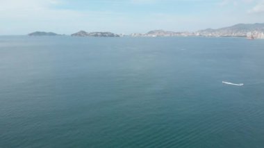 Güzel bir sahil manzarası, plajın havadan görünüşü, yukarıdan görülen acapulco plajı. Seyahat ve tatil konsepti. Sahilde renkli bir gün batımı