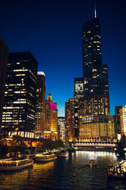 Chicago, Illinois - ABD - 22 Ekim 2020 - Geceleri Chicago binaları.