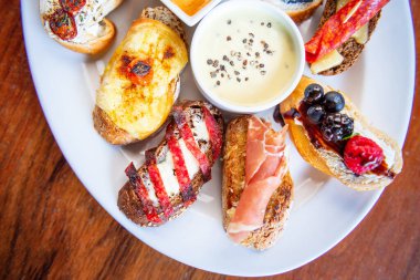 Geleneksel İspanyol tapaları ahşap masada. İspanyol İspanyol meze restoranı konsepti. İspanyol gıda konsepti.