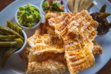 Meksika domuz derisi. Nopales ve guacamole. Tahta arka planda Meksika mutfağı. Geleneksel Meksika yemeği kavramı. Meksika Şikago