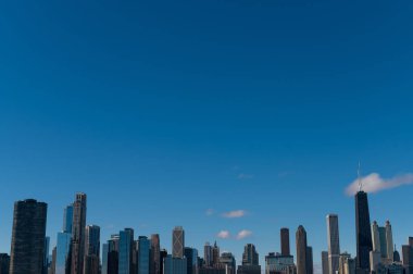 Chicago, Illinois - ABD - 22 Ekim 2020 - Chicago binaları alacakaranlıkta. Chicago Şehri