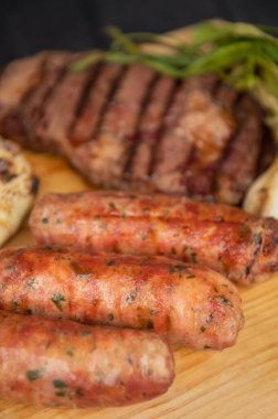 Sığır kaburgası, kistorra ve sosisle ızgara. Altın sosisler piknik kutlaması için hazır. Kömür ızgarası konsepti. Amatlan, Meksika