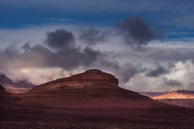 Arizona 'daki Mermer Kanyon. Colorado 'nun Büyük Kanyonu' nun kırmızımsı manzarası. ABD 'nin doğu kıyısındaki Colorado Nehri' nin erozyonu. Seyahat ve tatil kavramı