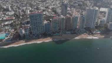 Güzel bir sahil manzarası, plajın havadan görünüşü, yukarıdan görülen acapulco plajı. Seyahat ve tatil konsepti. Sahilde renkli bir gün batımı. Hava videosu