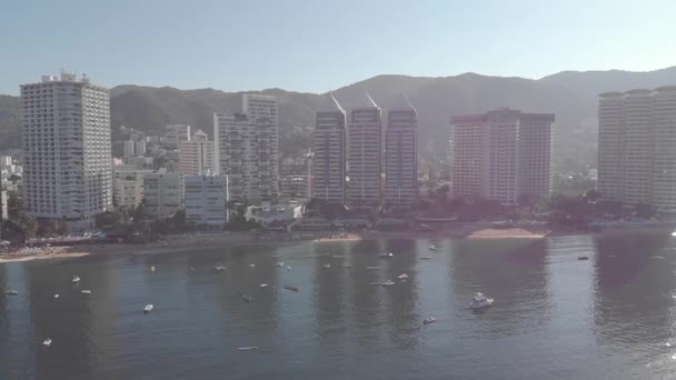 美丽的海滩景观 空中的海滩景观 从上方看到的阿卡普尔科海滩 旅行和度假的概念 海滩上色彩艳丽的落日 空中录像 — 图库视频影像