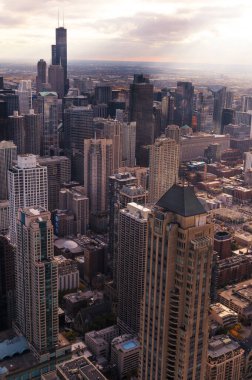 Chicago, Illinois - ABD - 22 Ekim 2020 - Chicago binaları alacakaranlıkta. Chicago Şehri