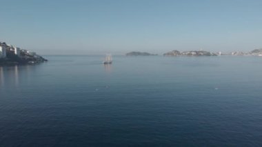 Güzel bir sahil manzarası, plajın havadan görünüşü, yukarıdan görülen acapulco plajı. Seyahat ve tatil konsepti. Sahilde renkli bir gün batımı. Hava videosu