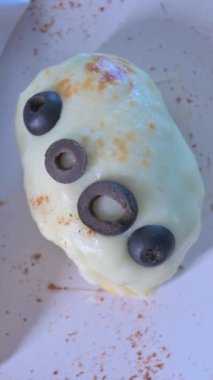 Falafel dikey video. Orta Doğu gıda konsepti. Arapça gıda dikey video.