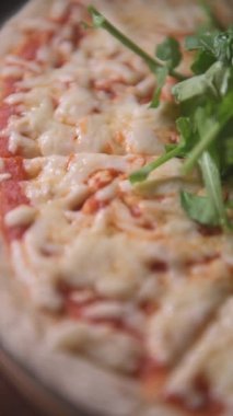 Mozzarella pizza dikey videosu. İtalyan yemeği konsepti. İtalyan yemeği dikey video.