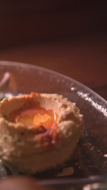 鹰嘴豆盘的垂直视频 阿拉伯食品垂直视频 中东粮食概念 — 图库视频影像