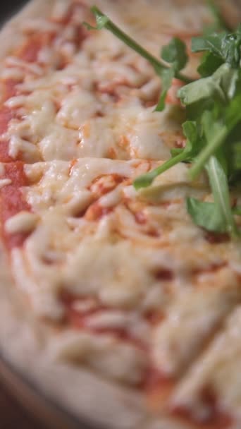 Моцарелла Пицца Вертикальное Видео Итальянская Кухня Итальянское Вертикальное Видео — стоковое видео