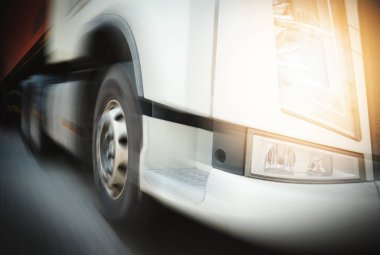 Yarı Kamyon Yolda Sürüşü Hızlanıyor. Endüstriyel kargo kamyonu. Lojistik ve Kargo Taşımacılığı.