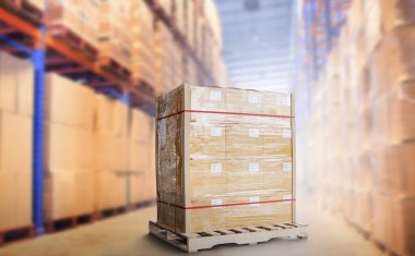 Ambalaj kutuları Pallet in Depoda Plastik Flim paketlenmiş. Tedarik zinciri. Depo Ticaret Kargo Sevkiyatı. Nakliye Deposu Lojistiği.