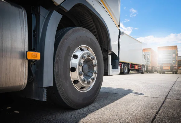 Voorzijde Van Truck Wheels Parkeerplaats Vrachtwagens Verschepen Industrie Vrachtwagen Logistiek — Stockfoto