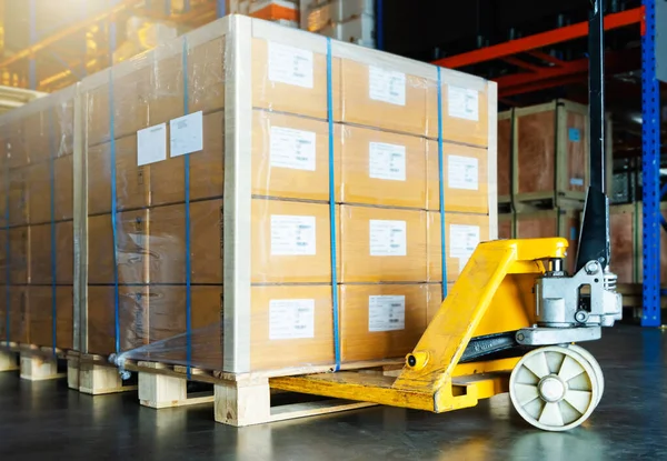 Förpackningslådor Insvept Plast Flim Pallar Med Hand Pallet Jack Lagringsmagasin — Stockfoto