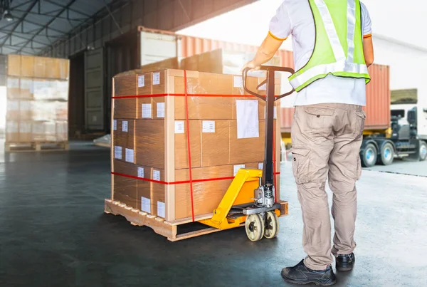 Arbeiter Kurier Beim Entladen Von Paketboxen Frachtcontainer Lieferservice Lkw Beladung — Stockfoto