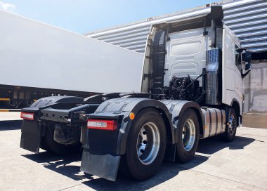 Depoya yarı karavan kamyonları park ediyor. - Lorry. Traktör kamyonu. Endüstri Kargo Taşımacılığı Lojistik Taşımacılık