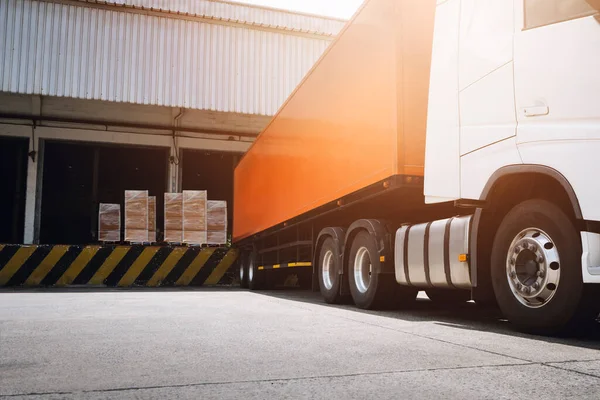 Kargo konteynırlı yarı karavan kamyonları rıhtım deposuna park etmiş. Sevkiyat. Paket Kutuları Tedarik Zinciri. Nakliye Deposu. - Lorry. Endüstriyel Kargo Taşımacılık Lojistiği.