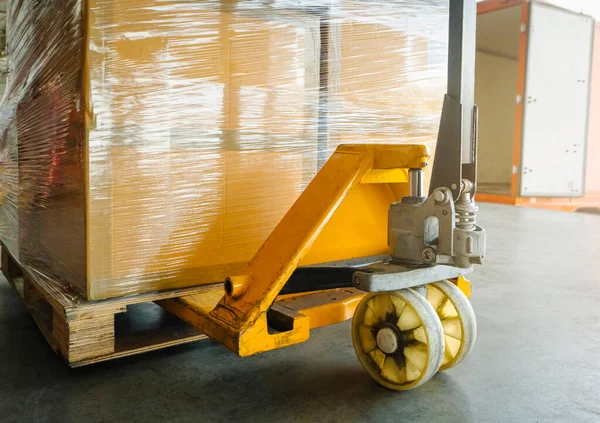 ハンドパレットジャック付きパレットの包装箱 サプライチェーン 輸送貨物の輸入 — ストック写真