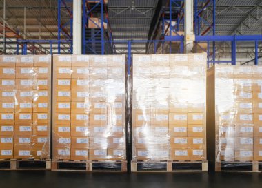 Ambalaj Kutuları Depo 'daki Paletlere Plastik Film Paketi. Tedarik zinciri. Depo Ticaret Sevkiyatı. Nakliye Deposu Lojistiği.