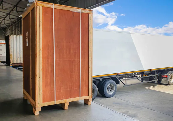 Grote Houten Krat Wordt Geladen Vrachtcontainer Vrachtwagen Geparkeerd Laden Bij — Stockfoto