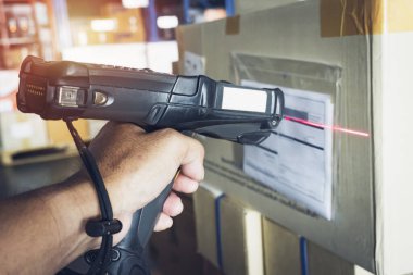 İşçiler ambalaj kutularında barkod tarayıcı taraması yapıyor. Depo Envanter Yönetimi için Bilgisayar Çalışma Aletleri. Depoda. Sevkiyat Paket Kutuları.