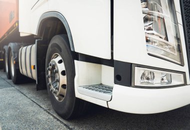 Semi Karavan Otoparkı 'nın önünde. Kamyon Tekerlekleri. Endüstri Kargo Taşımacılığı. Lojistik