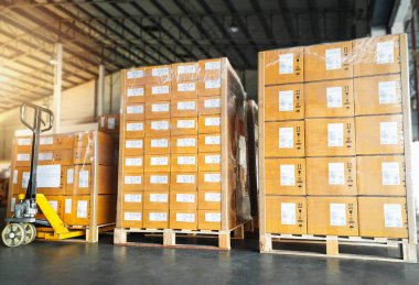 Ambalaj Kutuları Depo 'daki Paletlere Paketlenmiş Plastik Film. Tedarik zinciri. Depo Ticaret Sevkiyatı. Depo Nakliye Lojistiği.