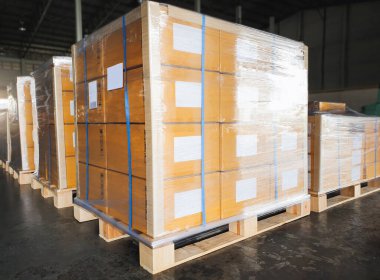 Ambalaj Kutuları Depo 'daki Paletler Rafına Paketlenmiş Plastik Film. Tedarik zinciri. Depo Ticaret Sevkiyatı. Depo Nakliye Lojistiği.