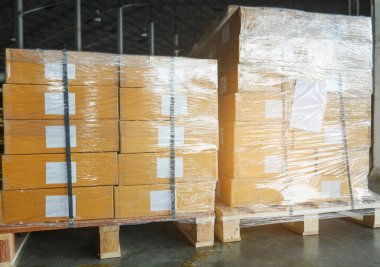 Ambalaj kutuları ambalajlanmış plastik film depoda. Tedarik zinciri. Depo Ticaret Sevkiyatı. Depo Nakliye Lojistiği.