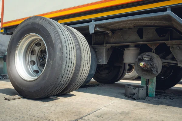 Kamyon Yedek Tekerlekleri Değiştirilmeyi Bekliyor. Yarı Karavan Kamyonu Maintenace ve Tamir.