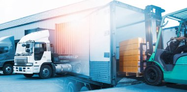 Forklift Çekici Yükleme Paketleri 'nin çift pozlu fotoğrafları. Kamyonlar rıhtım deposuna park etmiş. Ticaret Malzeme Zinciri. Sevkiyat. Nakliye kamyonu. Lojistik Kargo Taşımacılığı Konsepti.
