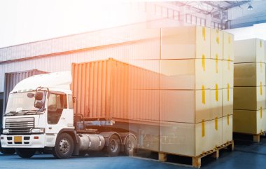 Dağıtım Deposunda Yarı Karavan Yükleme Kargosuyla Paketleme Kutularının Çifte Maruziyeti. Ticaret Malzeme Zinciri. Sevkiyat. Nakliye kamyonu. Lojistik Kargo Taşımacılığı Konsepti.