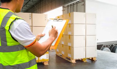 Worker Courier Holding Panosu 'nun Denetim Paket Kutuları Kargo Konteynırına Yükleniyor. Zincir Ticareti. Rıhtım Deposunda Kamyonlar Yükleniyor. Envanter Yönetimi. Nakliye. Kamyon Lojistiği