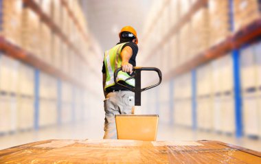 Depo işçisi, El Paleti Jack 'i kullanarak paket kutularını boşaltıyor. Ticaret Malzeme Zinciri. Sevkiyat. Depo Kargo Deposu Lojistiği