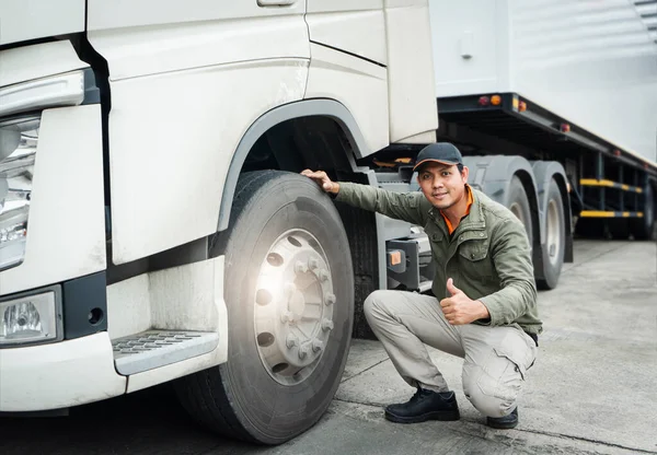 Conductor Asiático Camiones Renunciando Los Neumáticos Las Ruedas Del Camión — Foto de Stock