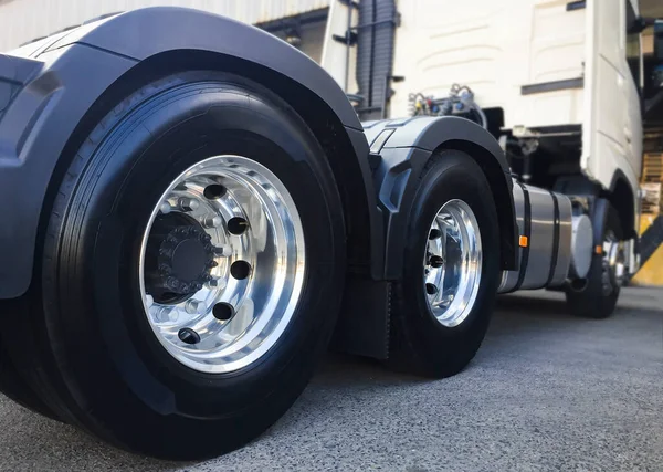 Zadní Část Big Semi Truck Wheels Pneumatiky Guma Nové Pneumatiky — Stock fotografie