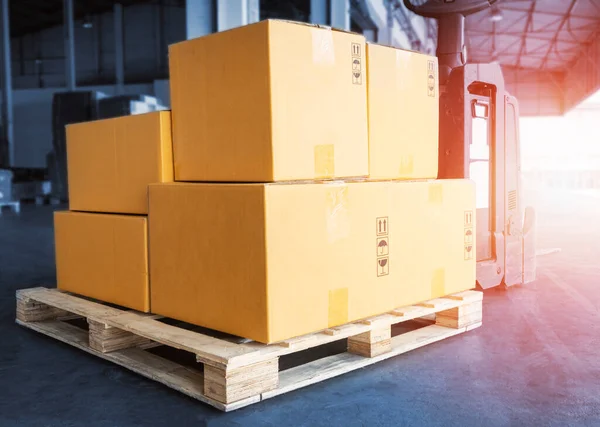 Verpackungsboxen Auf Palette Mit Elektro Gabelstapler Palettenheber Supply Chain Cargo — Stockfoto