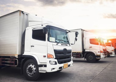 Kargo kamyonu Sunset Sky 'daki otoparkta. Kargo kamyonları. Teslimat Lorry. Endüstriyel Taşımacılık Lojistik Taşımacılık Konsepti.