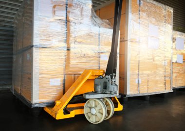 Paketlenmiş Plastik Film, Paletler ve Palet Kamyonu. Depo deposu. Tedarik zinciri. Depo Ticaret Sevkiyatı. Depo Nakliye Lojistiği.