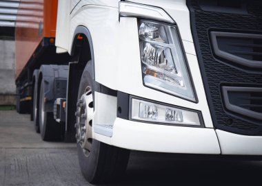 Depo 'daki yarı karavan kamyonu parkında. Teslimat konteynırı kamyonları nakliye. - Lorry. Endüstriyel Nakliye Aracı Lojistik Taşımacılık