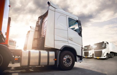 Depo 'daki yarı karavan kamyonu otoparkında. Teslimat konteynırı kamyonları. Kargo Nakliyesi. - Lorry. Endüstriyel Taşımacılık Lojistik Taşımacılık Konsepti.