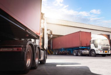 Yarı karavan kamyonları rıhtım deposuna parketmiş. Kargo konteynerleri. Dağıtım Deposu Merkezi. - Lorry. Endüstriyel Yük Kamyonları Kargo Taşıma Lojistiği.