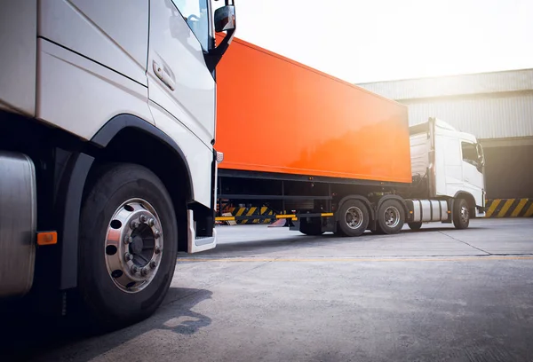 Semi Trailer Truck Parking Warehouse Dodávky Nákladní Kontejner Nákladní Vůz — Stock fotografie