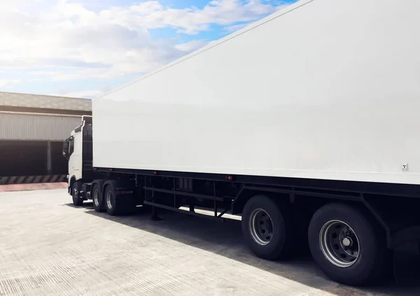 Semi Remolque Camiones Estacionamiento Almacén Camiones Reparto Contenedor Carga Envío — Foto de Stock