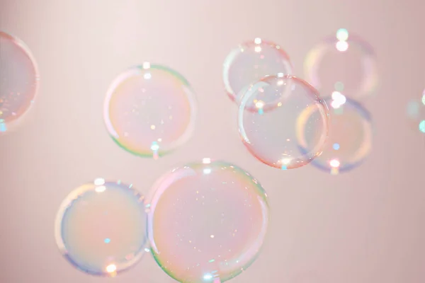 Vackra Färgglada Genomskinliga Såpbubblor Flyter Rosa Bakgrund — Stockfoto