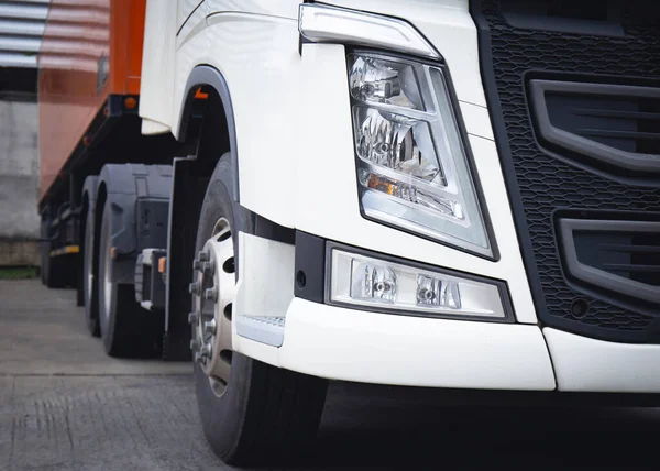 Semi Trailer Truck Parkeren Bij Het Pakhuis Levering Container Trucks — Stockfoto